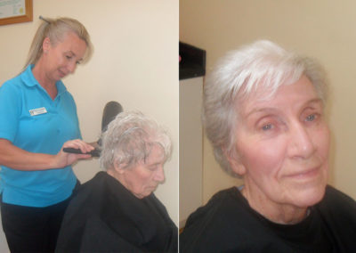 Marina at Woodstock Residential Care Home blow-drying a female resident’s hair