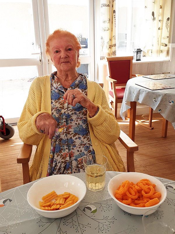 Residents at Woodstock Residential Care Home resident enjoying drink and nibbles at a pub afternoon